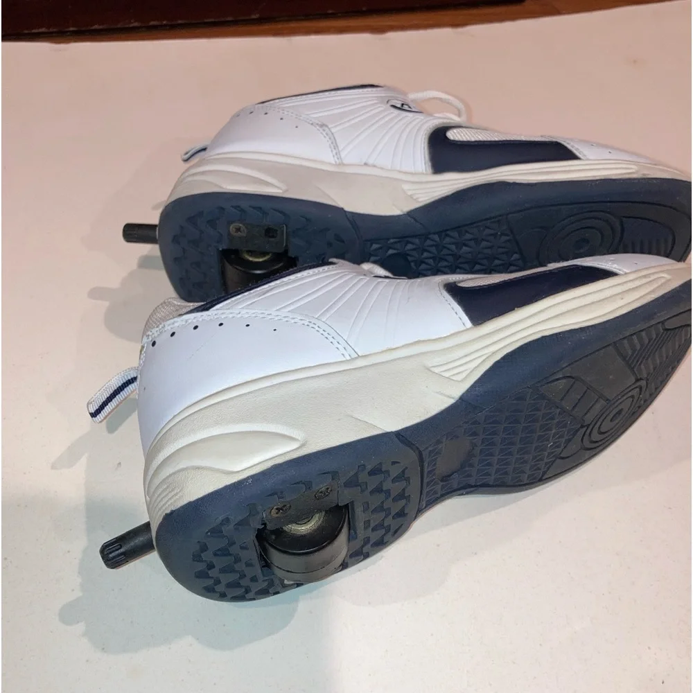 Unisex White LEATHER ROLLER HEEL SHOES NWOT Boys Sz 6